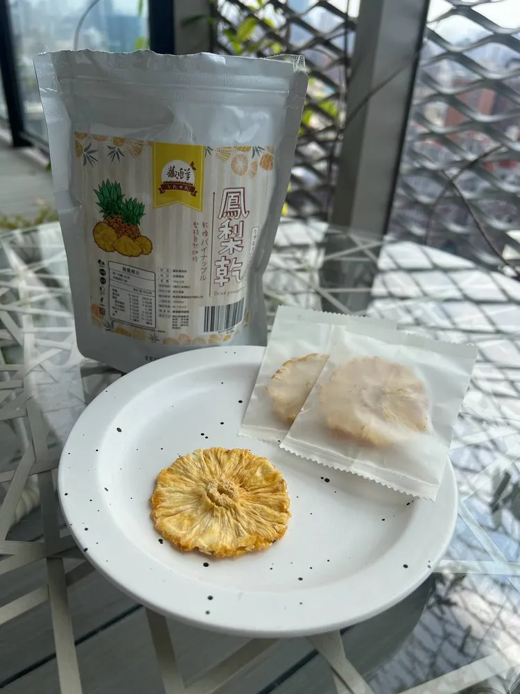 藏鮮鳳梨乾包裝與盤子上拆開的一片圓片