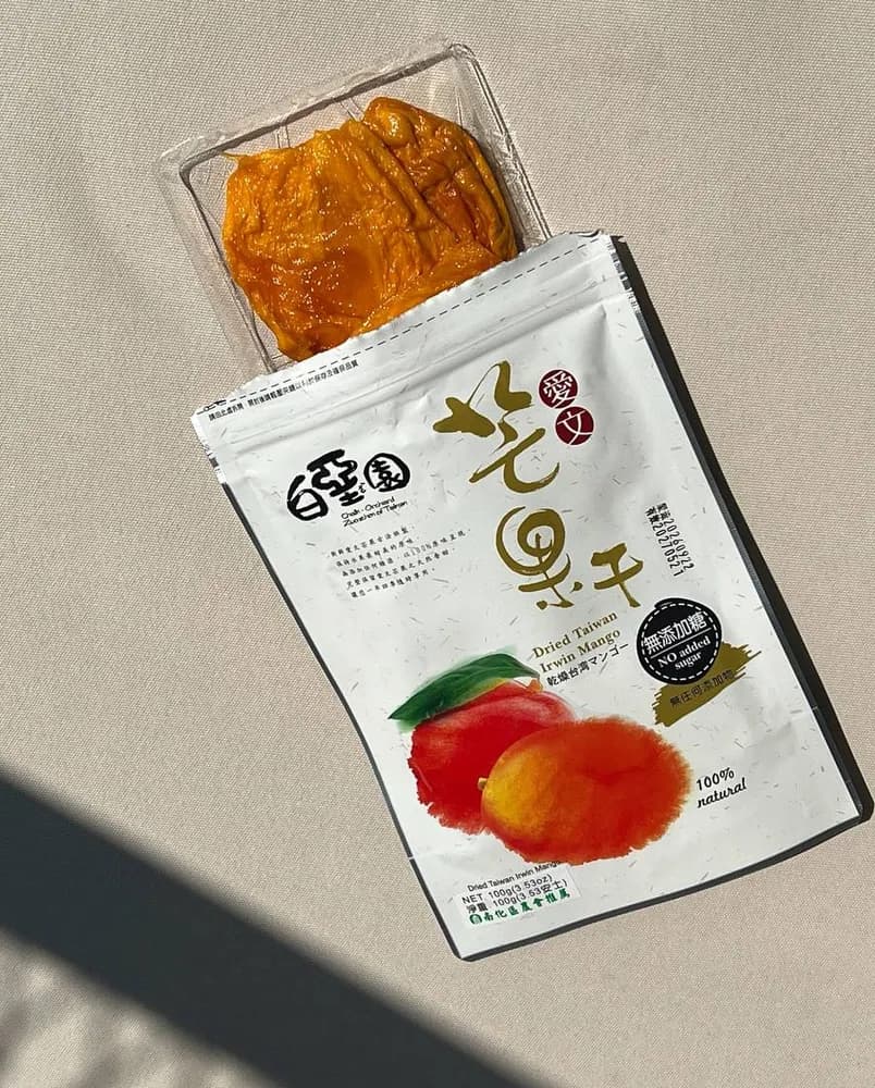 白堊園愛文芒果乾包裝正面,旁邊是開封的果乾,橙黃色整片